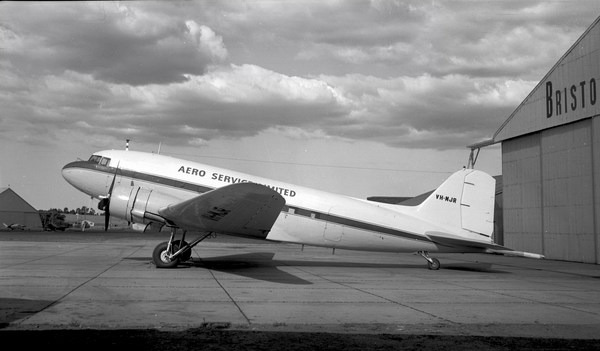  Douglas DC-3/R4D-4  VH-MJR